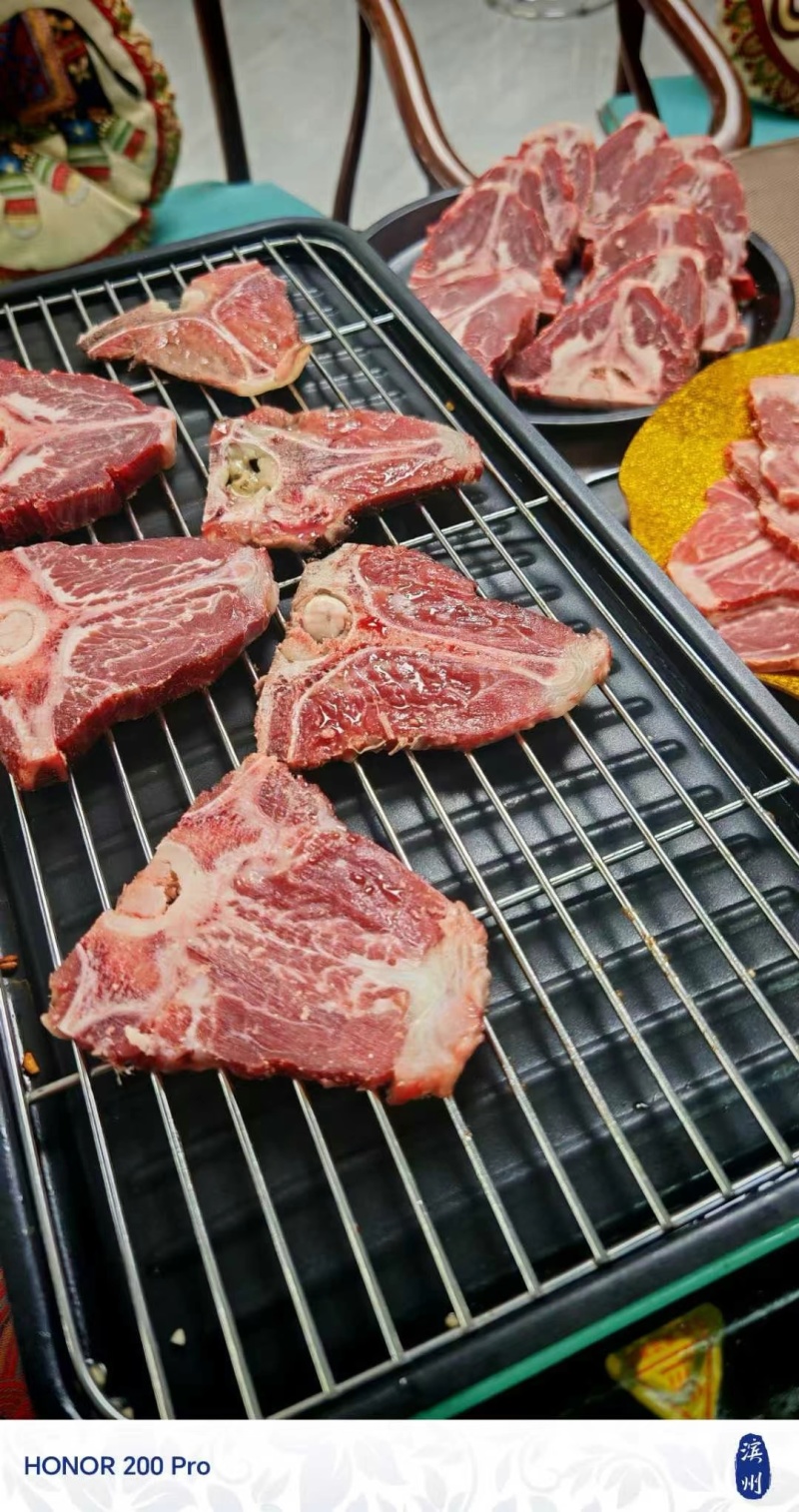 国产T骨小牛排，烤肉自助火锅**，占肉比高