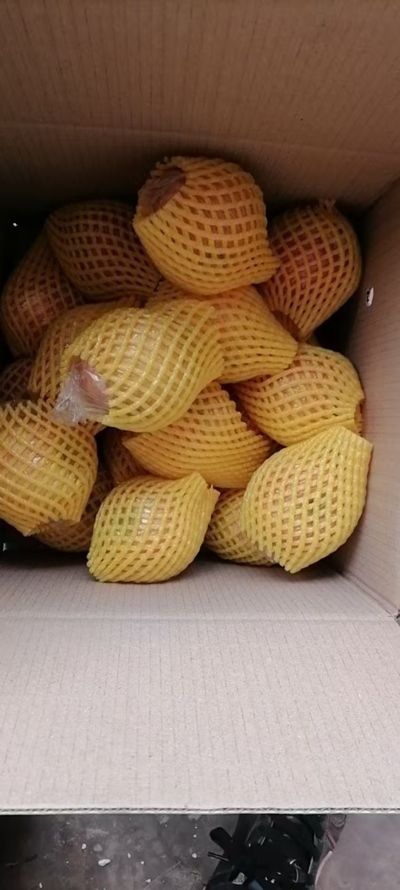 山西万荣县产地纸加膜红富士苹果，全国供货。