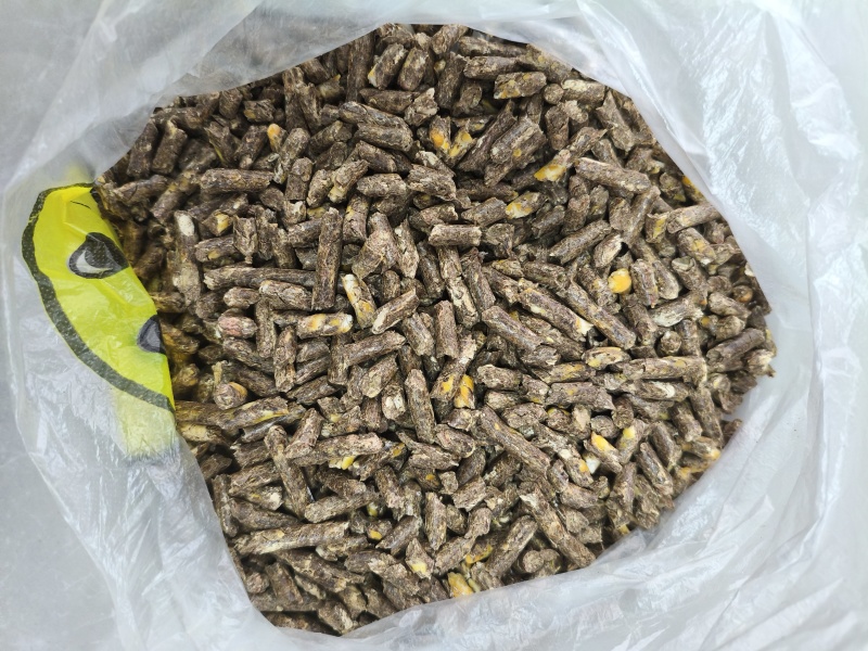优质饲养颗粒，含有丰富蛋白质，适合所有养殖业:牛羊鸡鸭鱼