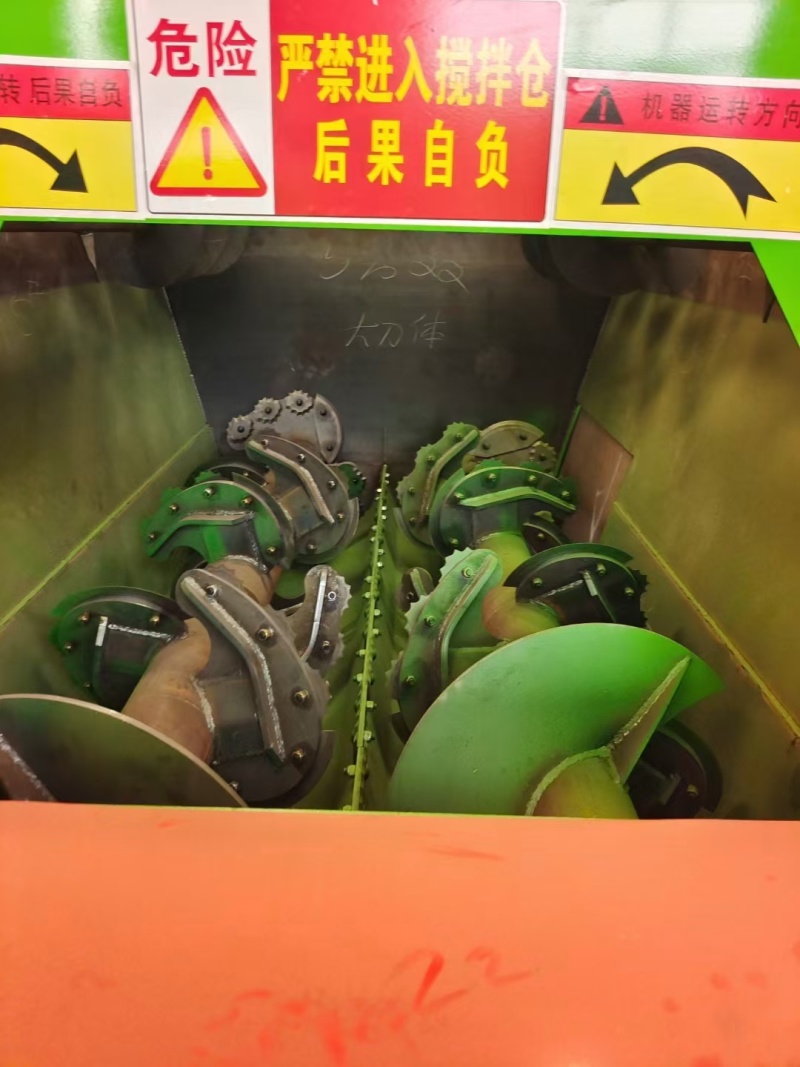 全日粮秸秆饲料搅拌撒料一体机型号齐全欢迎订购