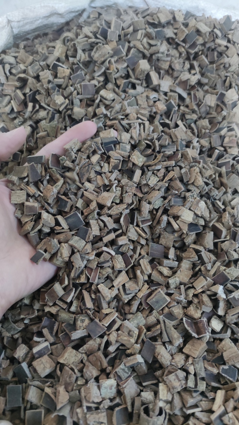 杜仲块，天然无硫，磨皮杜仲四川老树皮切块，规格齐全