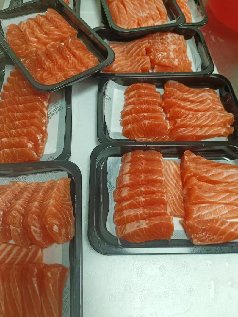 冰鲜国产三文鱼切块装一盒200g，货源充足，新鲜发