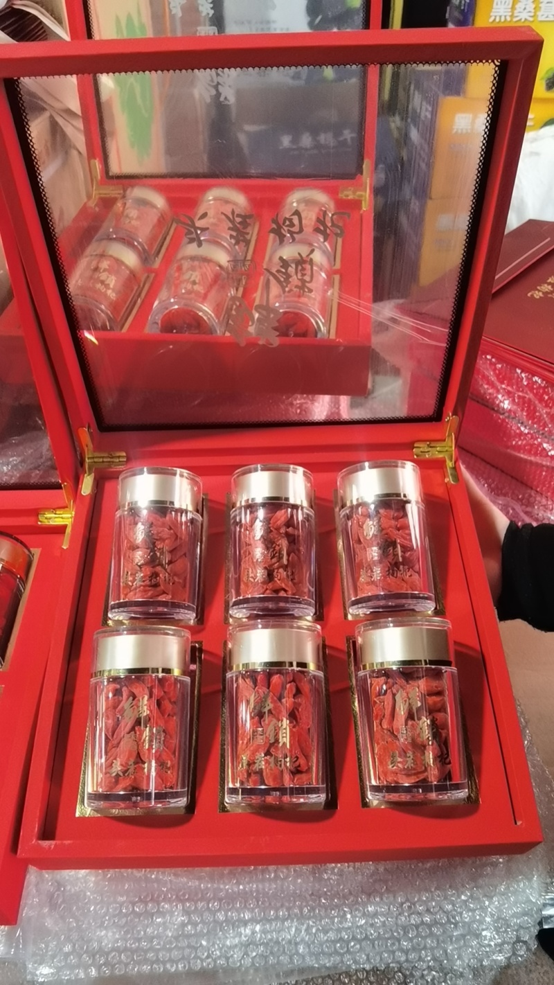锁鲜枸杞，干吃泡水，实力推荐本店精品，欢迎选购品尝