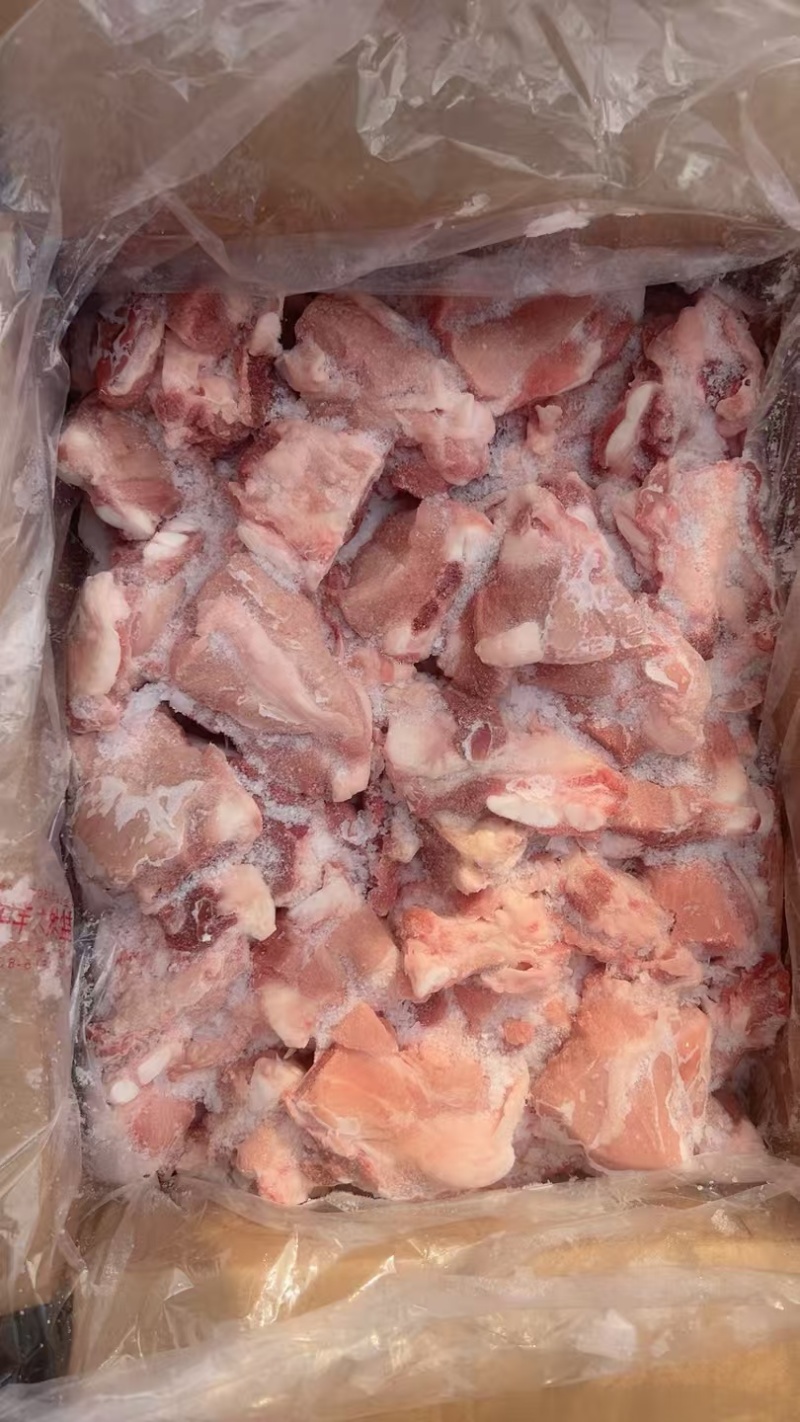 猪肉骨块，里面有猪猪胸骨块和排骨块，带脆骨和硬骨