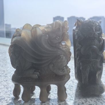 精雕白水牛角黑金刚梳子和摆件，可收藏，也可以研磨成粉。