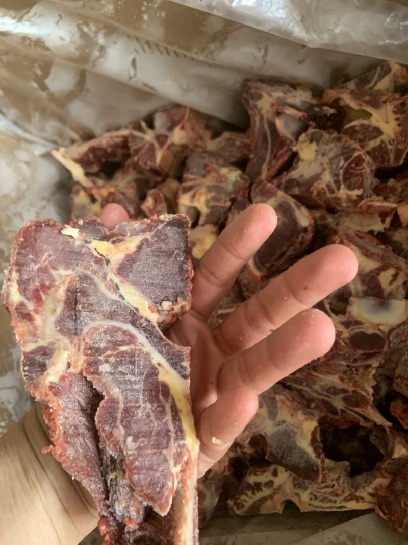 牛背骨，满肉，一手货源，价格合理，欢迎各位光临