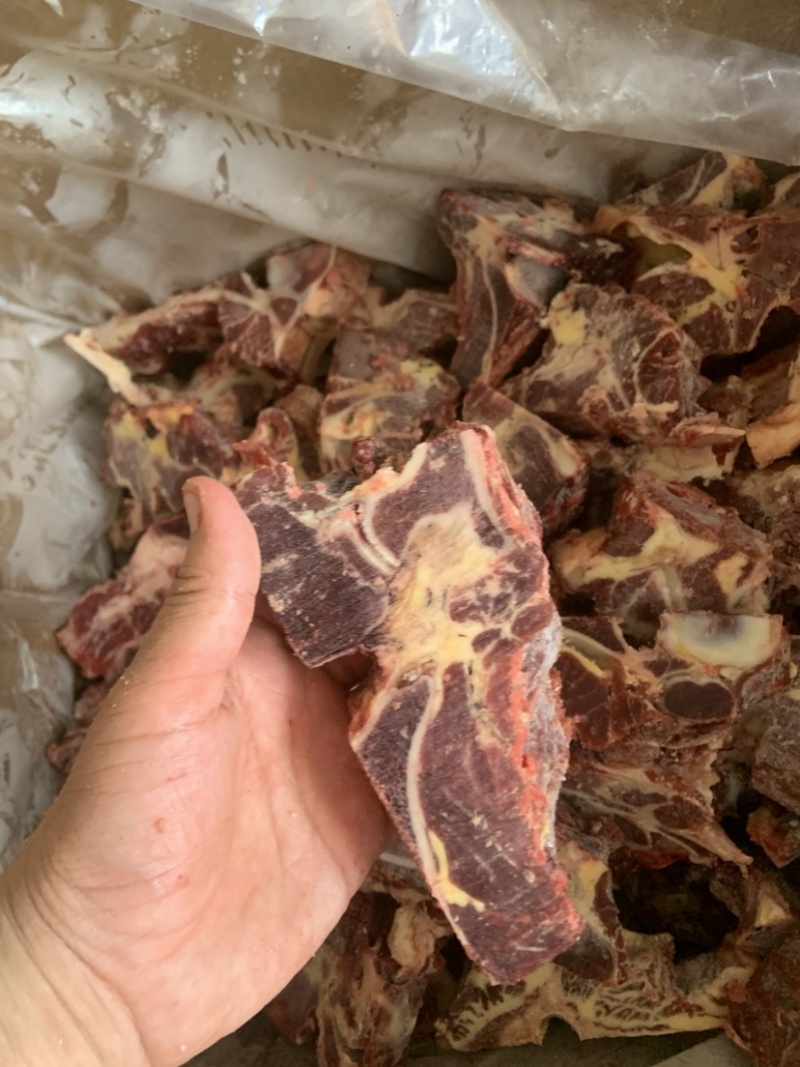牛背骨，满肉，一手货源，价格合理，欢迎各位光临