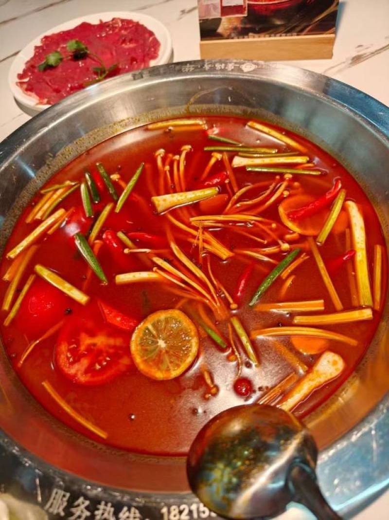 正宗手工熬制火锅红油，香辣浓郁，提鲜增味，家庭聚餐必备！