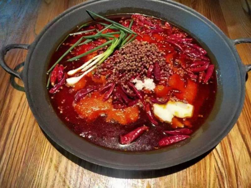 正宗手工熬制火锅红油，香辣浓郁，提鲜增味，家庭聚餐必备！