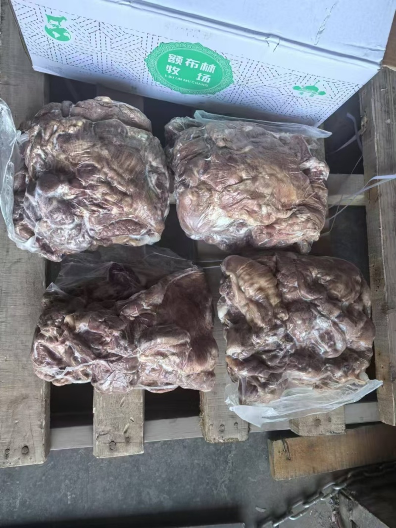 熟羊肉，精修去油去皮水煮熟山羊肉，熟度高，质量保证。