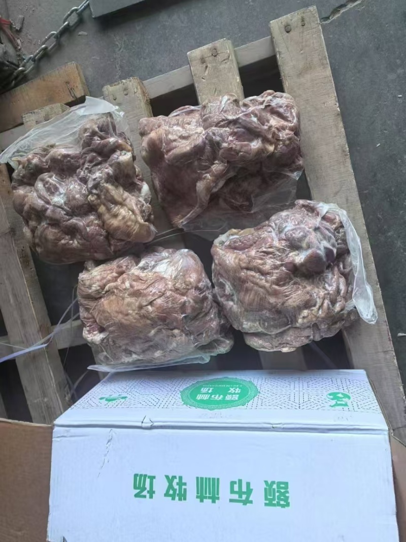 熟羊肉，精修去油去皮水煮熟山羊肉，熟度高，质量保证。