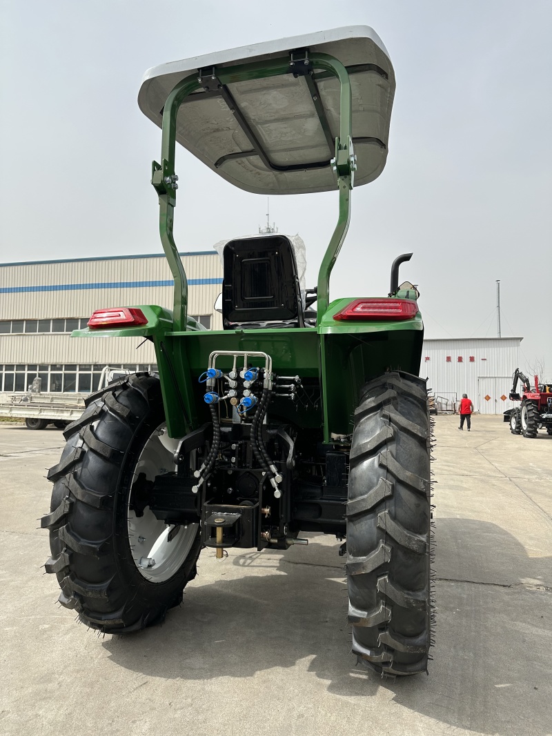 804轮式拖拉机，四驱轮式拖拉机耕地犁地机械