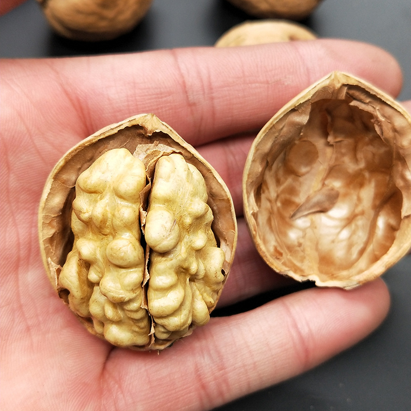 新货新疆185纸皮核桃薄皮生核批发整箱手捏纸皮核桃