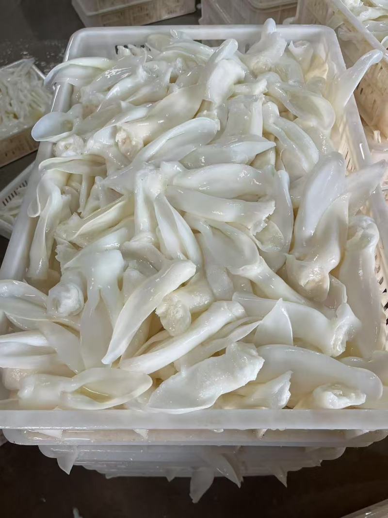 兔耳朵，分白色和灰色原色的是食用的，漂白的做宠物饲料的