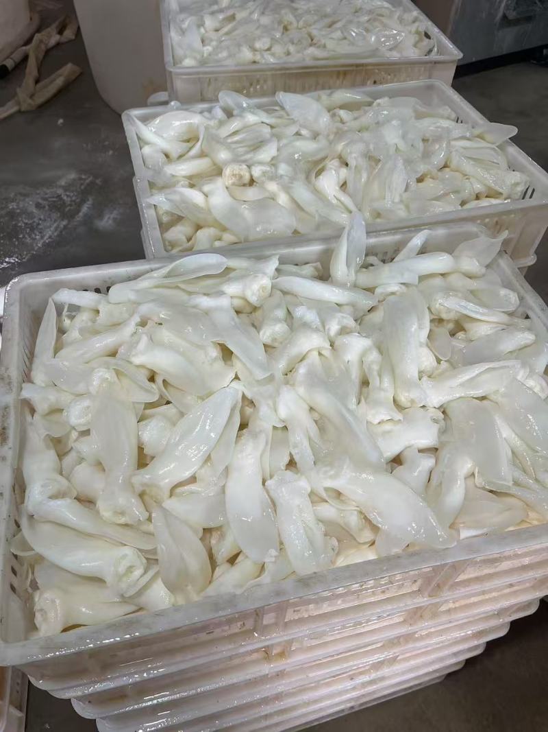 兔耳朵，分白色和灰色原色的是食用的，漂白的做宠物饲料的