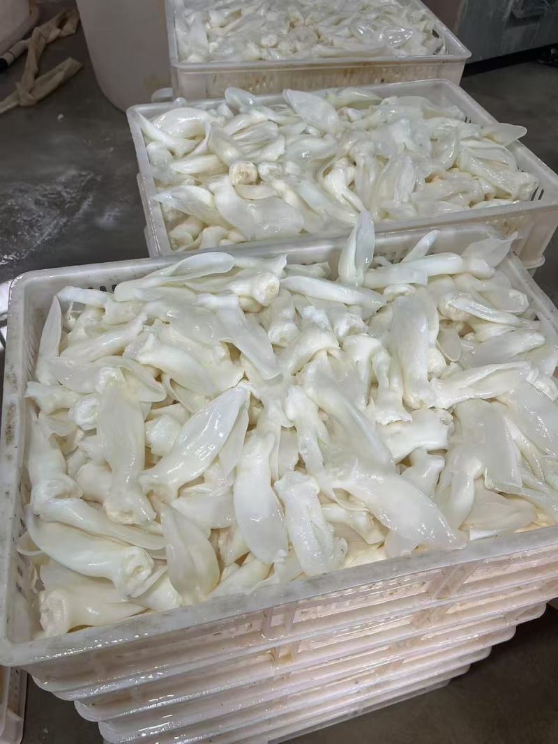 兔耳朵，分白色和灰色原色的是食用的，漂白的做宠物饲料的