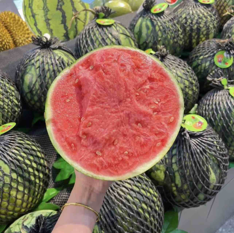 美都西瓜云南西瓜大量现货供应，皮薄多汁，代发全国客商