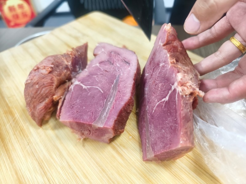 五香纯前腱子肉带腱子筋，块头大，可切块切片，使用方便
