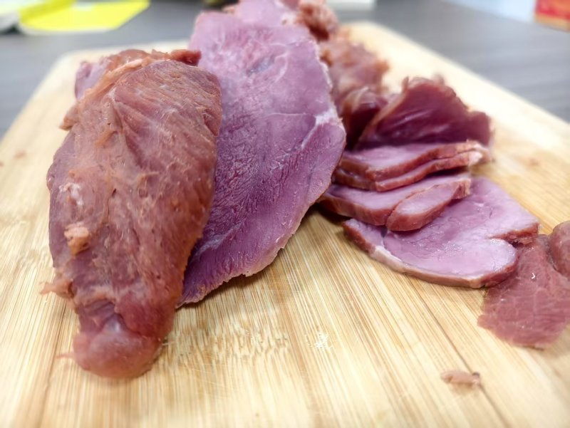 熟牛肉，五香味的，解冻就可以直接食用，味道好，块型也好