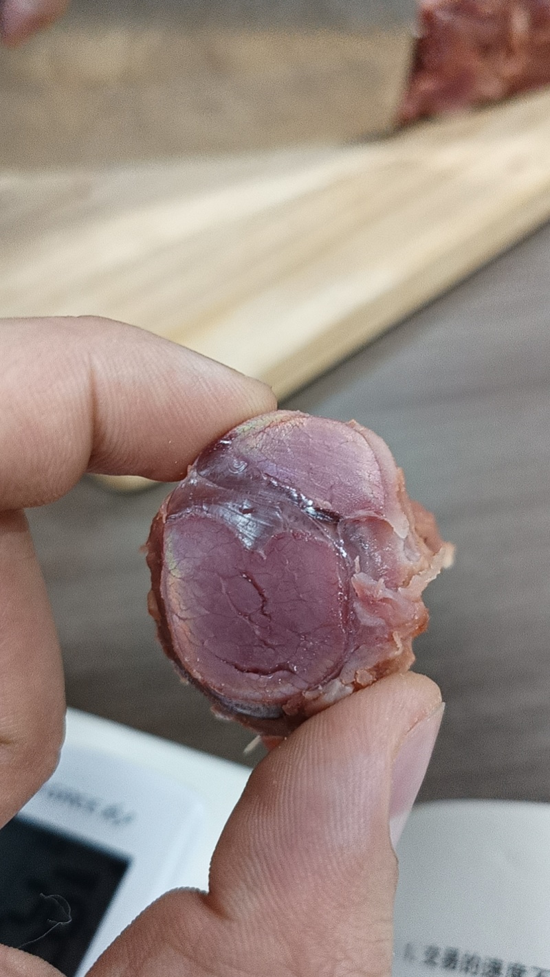 熟牛肉，五香味的，解冻就可以直接食用，味道好，块型也好