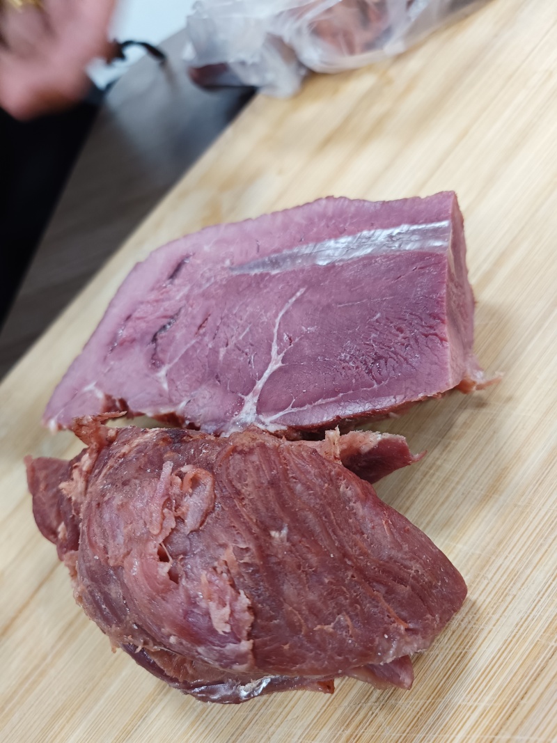 熟牛肉，五香味的，解冻就可以直接食用，味道好，块型也好