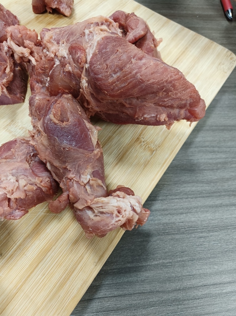 熟牛肉，五香味的，解冻就可以直接食用，味道好，块型也好