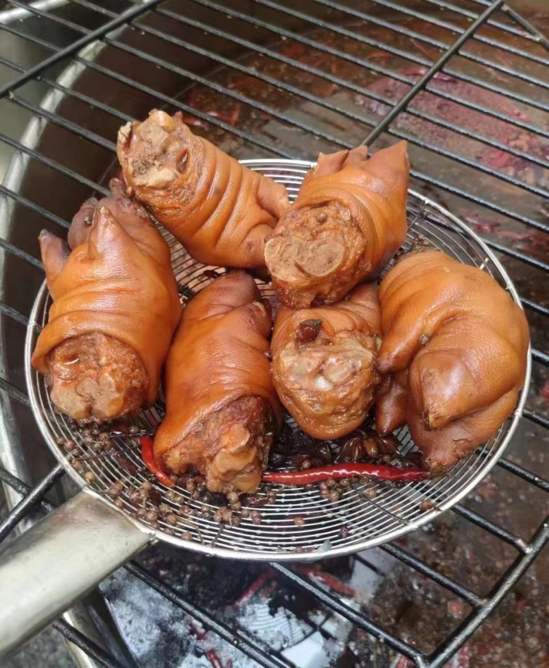 熟食工厂直销猪蹄:四分八分劈半全蹄五香卤味可定制