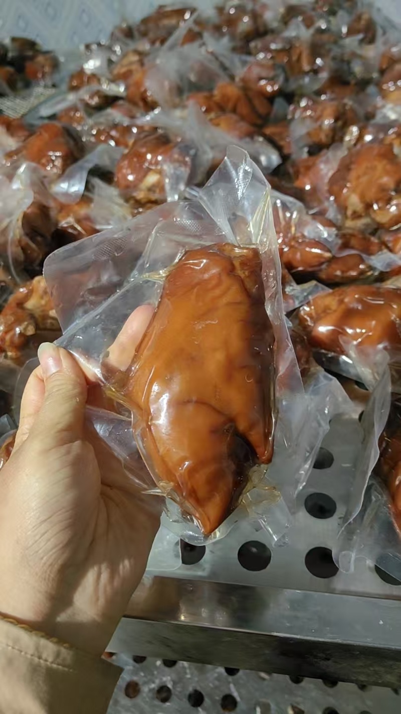 熟食工厂直销猪蹄:四分八分劈半全蹄五香卤味可定制