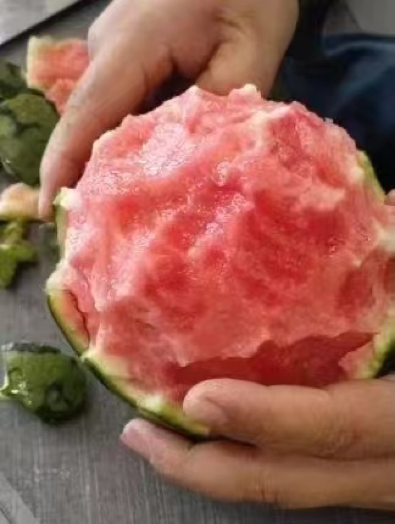 精品小糖丸，2k早春红玉西瓜。大量上市。皮薄含糖量高。