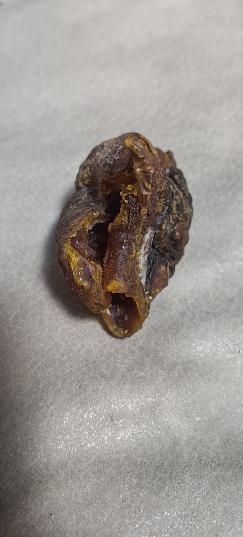 鹅宝别名鹅黄在民间俗称鹅灵宝，是从鹅体内取出的鹅结石。