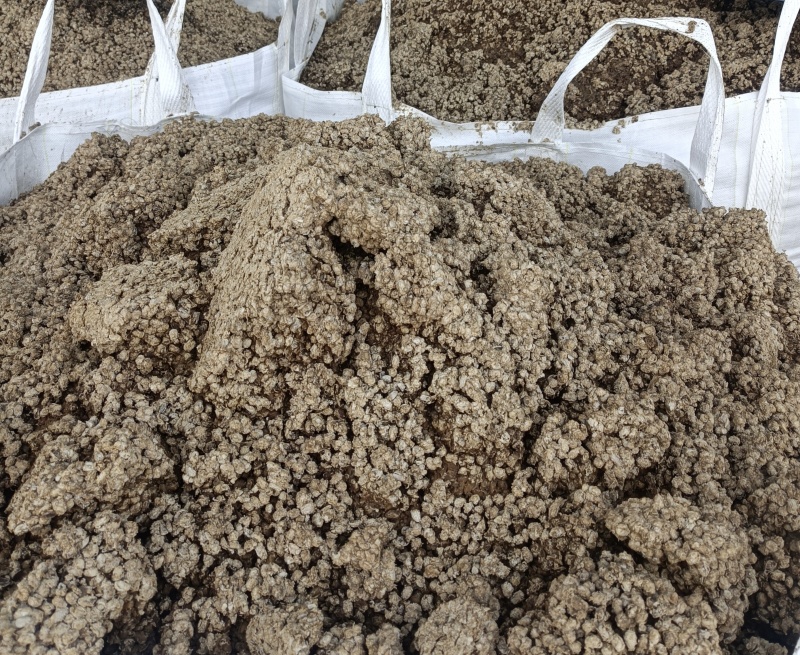 黄豆酱油渣，含豆量非常高，黄豆发酵，蛋白质高，有包装运输