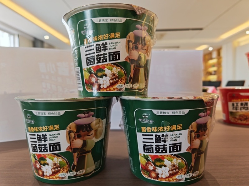 晋宝绿珍桶装方便面，味美汤鲜，爽滑劲道可代加工