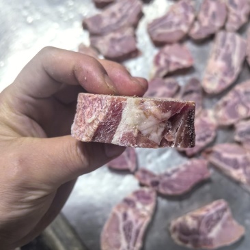 鑫业颈骨也就是辽宁颈骨4.5/斤，20斤装