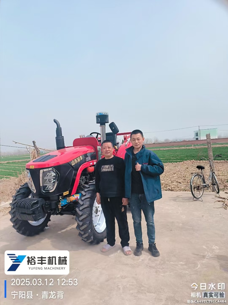 1004四驱轮式拖拉机，一机多用耕地犁地省时省力