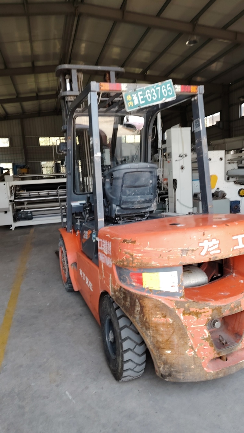 龙工21年叉车3.5吨升高4米用了1400小时，