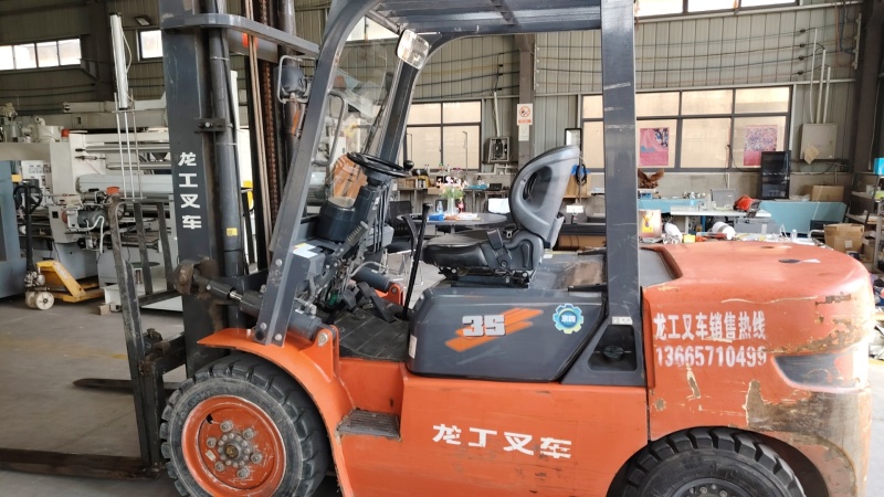 龙工21年叉车3.5吨升高4米用了1400小时，