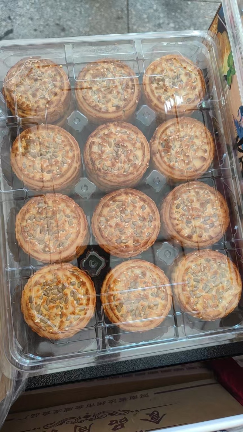 迷你小月饼，一斤约二十个，口味齐全，全年不停生产