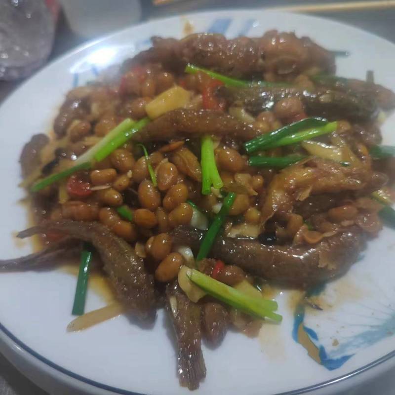 肉鱼，刺少肉多，适合油炸，香煎，干锅，椒盐做法，可配黄豆