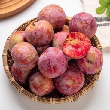 精品红心李，个头大色泽鲜艳，皮薄肉多，口感甜，产地直销