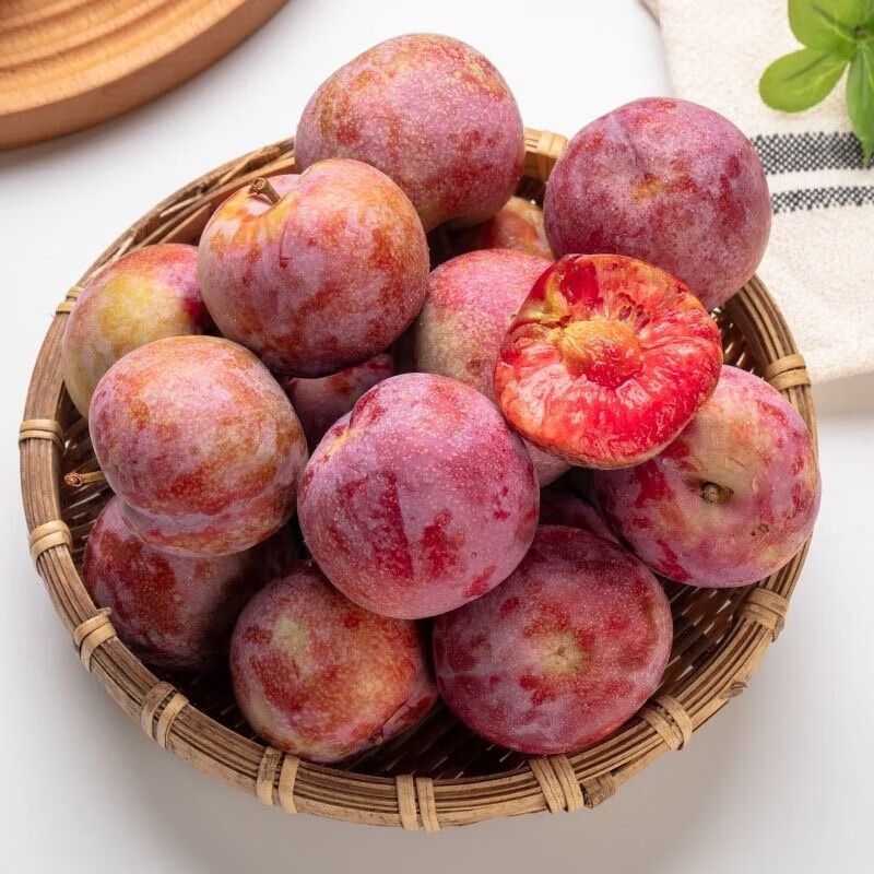 精品红心李，个头大色泽鲜艳，皮薄肉多，口感甜，产地直销