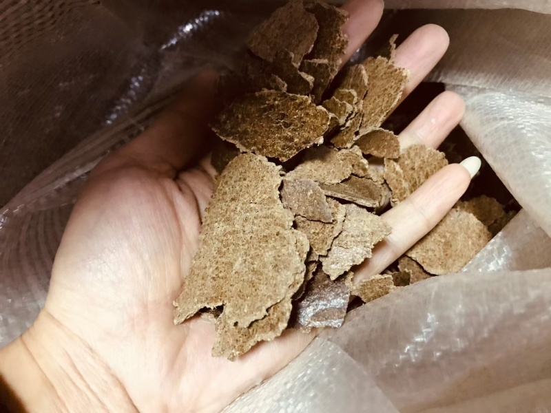 薄片儿花生饼，猪牛羊，鸡鸭鹅都可食用，味道喷香，可以代替