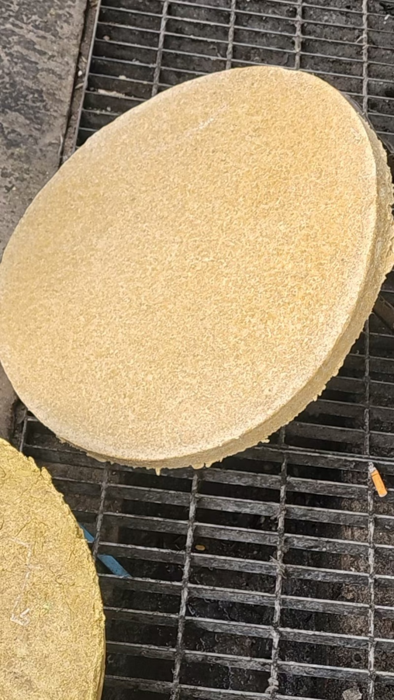 黄豆饼，适合鸡鸭鹅猪牛羊养殖**饲料，质量有保证，可以视屏看