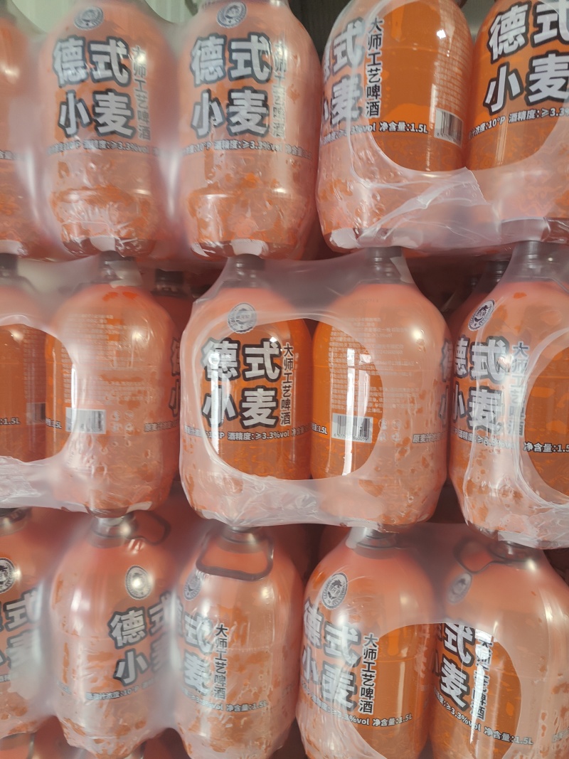 1.5升鲜啤酒。纯麦芽发酵精酿啤酒。麦香浓郁，泡沫细腻。
