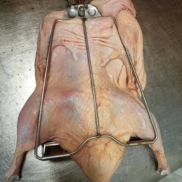 手撕烤鸭生鸭胚本厂家主要经营烤鸭，厂家直发，品质保证欢迎