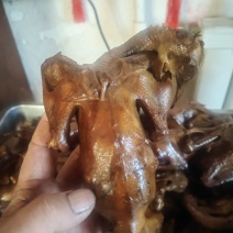 特色熏鸽批发零售，老汤**而成，经过沙木熏值，口感独特