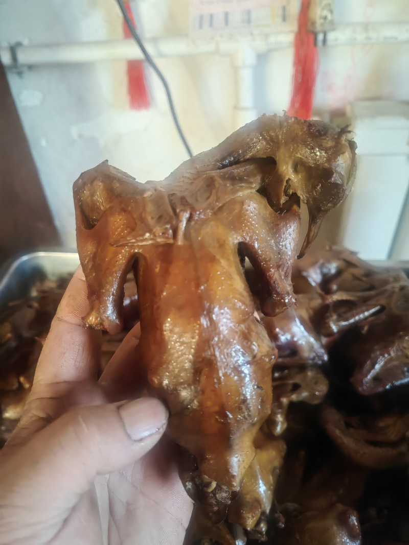 特色熏鸽批发零售，老汤**而成，经过沙木熏值，口感独特