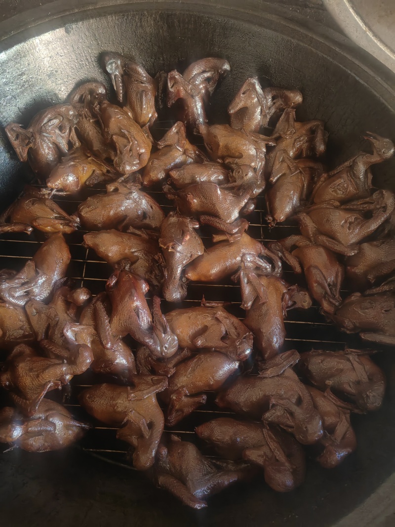 特色熏鸽批发零售，老汤**而成，经过沙木熏值，口感独特