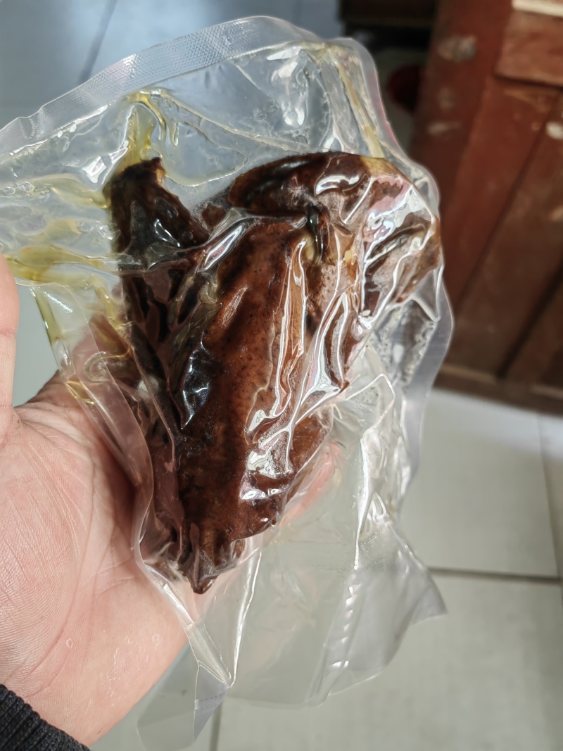 特色熏鸽批发零售，老汤**而成，经过沙木熏值，口感独特