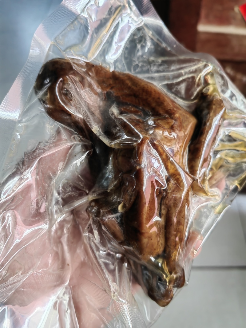 特色熏鸽批发零售，老汤**而成，经过沙木熏值，口感独特