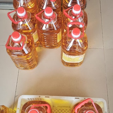 自家鲜榨花生油，选用优质花生米，只做好吃安全精品的花生油
